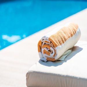 towel-bed-around-swimming-pool-hotel-resort